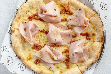 Мортаделла, песто из вяленых томатов, фисташка