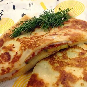 Блин с курицей и сыром сулугуни