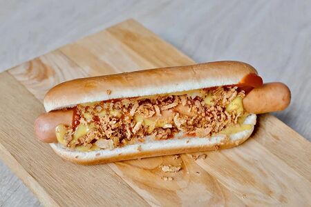 Хот-дог Датский с колбаской из курицы халяль