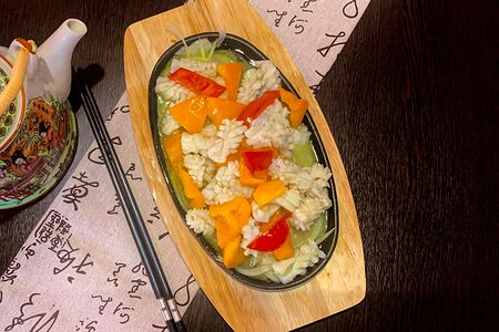 Жареный кальмар на плите