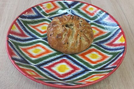 Самса с говядиной, сыром и помидорами