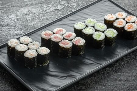 Ролл с авокадо