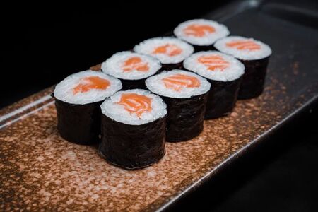 Ролл с лососем мини