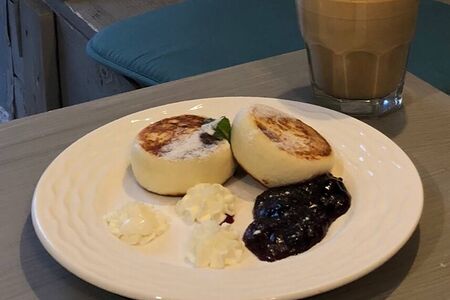 Сырники с творожным сыром и домашним вареньем