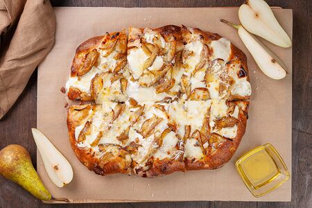 Римская пицца с карамелизированной грушей и сыром дорблю
