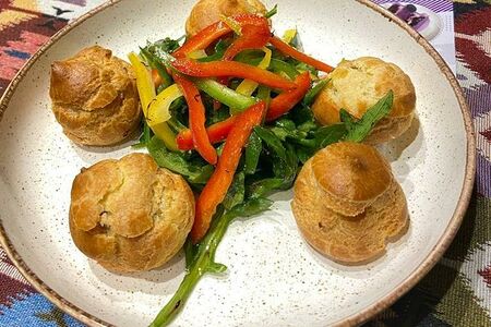 Профитроли с начинкой из конины, лука