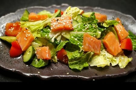 Салат со слабосоленой семгой