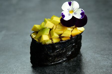 19. Гункан авокадо, унаги