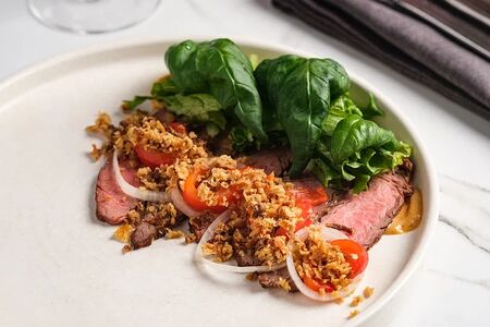 Ростбиф с печеным перцем и рукколой