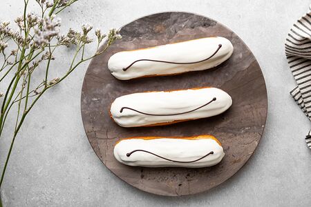 Эклер ванильный