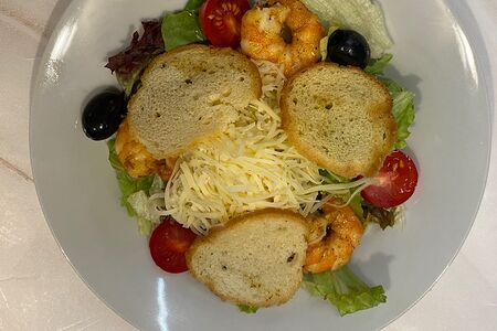 Теплый салат с креветками