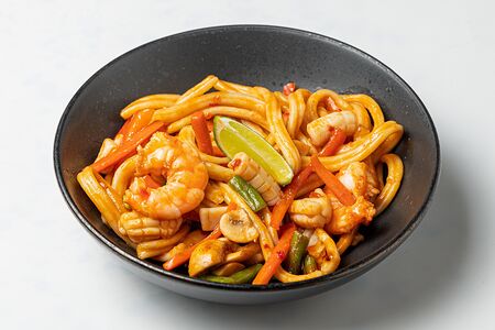 Удон с креветкой и кальмаром в тайском соусе