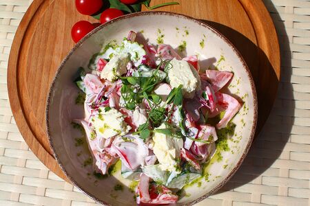 Салат овощной с сыром и сметаной