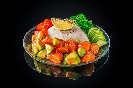 Поке с лососем в соусе