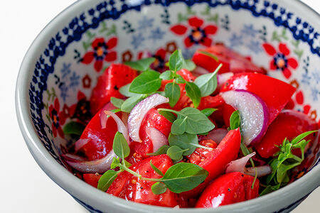 Салат из помидоров с красным луком