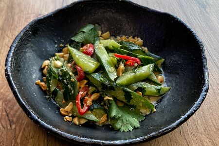 Битые огурцы с соево-арахисовым соусом