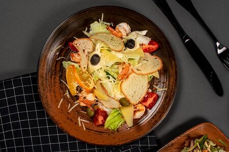 Салат Цезарь с креветкой