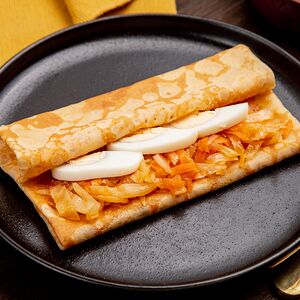 Блин с капустой и яйцом