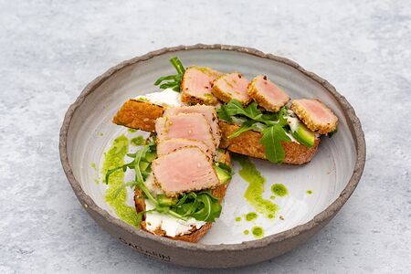 Брускетта с тунцом