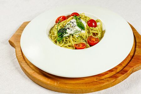 Спагетти со страчателлой и соусом песто