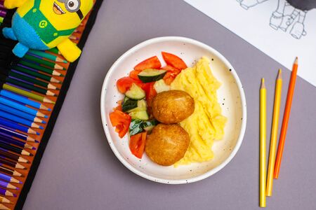 Котлетки из куриного филе с картофельным пюре и свежими овощами