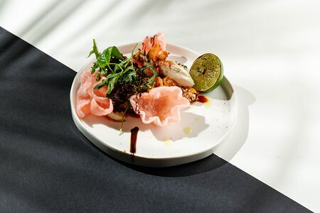 Тигровые креветки свит чили и рисовые чипсы