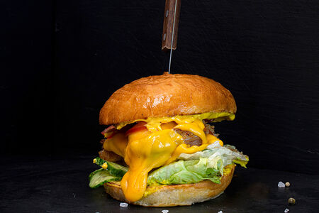 Бургер с копченой cвинoй грудкой