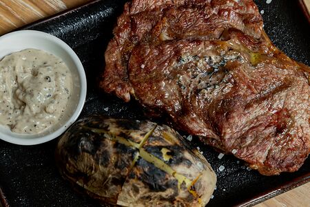 Стейк Рибай с запеченным картофелем