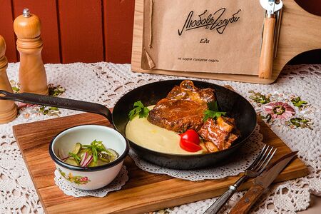 Нежные говяжьи ребра с картофельным пюре