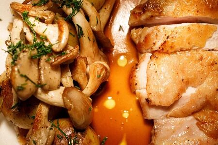 Цыпленок с беби картофелем и грибами