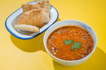 Пряный томатный суп с тыквой и нутом