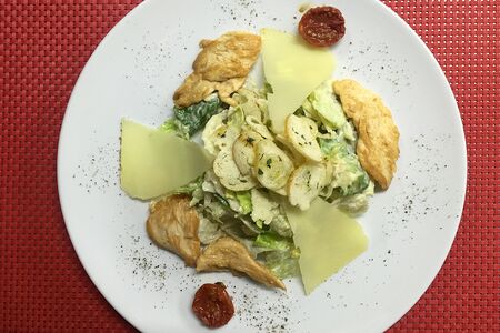 Салат Цезарь с курицей