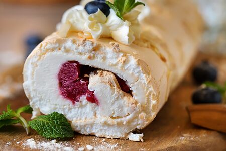 Меренговый рулет с малиновым конфи