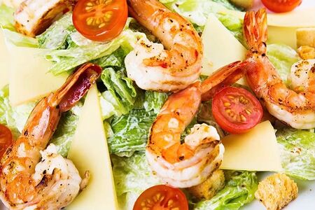 Салат Цезарь с тигровыми креветками
