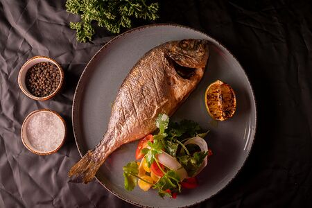 Дорадо с томатами с соусом шисо