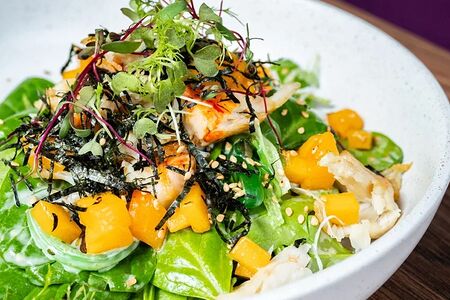 Крабовый салат с водорослями и манго