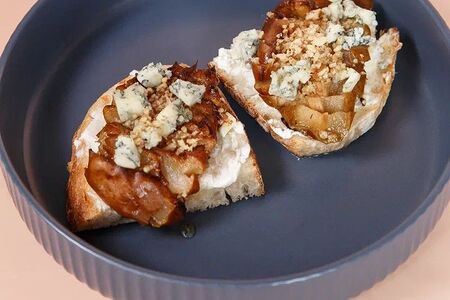 Брускетта с грушей