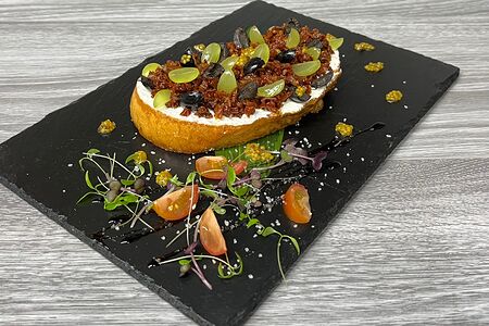 Брускетта с винoградом и вялеными томатами