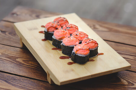 Запеченный ролл с креветкой и лососем в сырном соусе