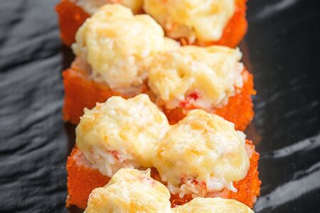 Запеченный ролл с камчатским крабом
