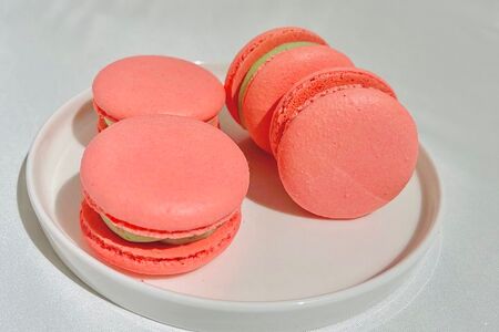 Макарон Фисташка-малина