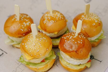 Мини-бургер с куриной котлетой