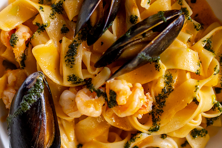 Паста с морепродуктами в соусе биск