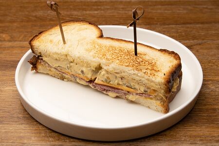 Сэндвич с пастрами из говядины, чеддер, айоли S