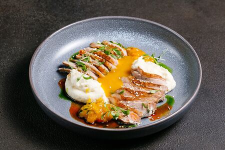 Утиная грудка с чатни из манго и чили