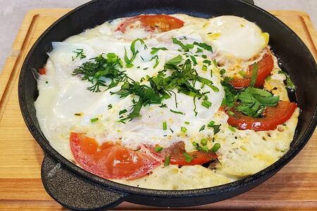 Яичница с помидором