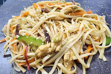 Удон с курицей в китайском соусе