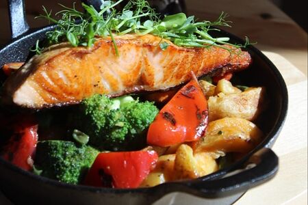 Сковорода с лососем