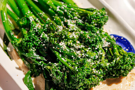 Брокколини с апельсиновой тахини