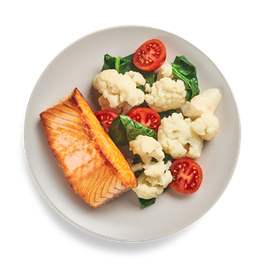 Лосось с цветной капустой, шпинатом и черри
